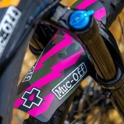 Muc-Off Ride Guard Avant 12 Muc-Off Ride Guard Avant -Porte-bidons Soldes Boutique HERO Front Ride Guard CAMO 1900x crop center